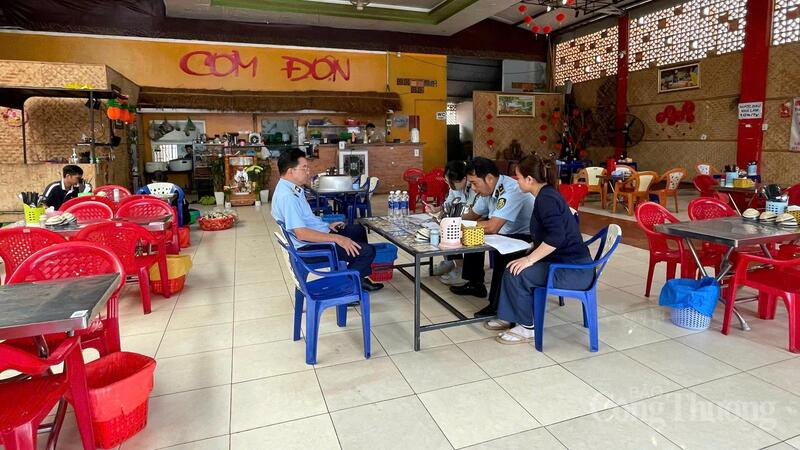 Lực lượng quản lý thị trường Gia Lai kiểm tra tại một cơ sở kinh doanh dịch vụ ăn uống.