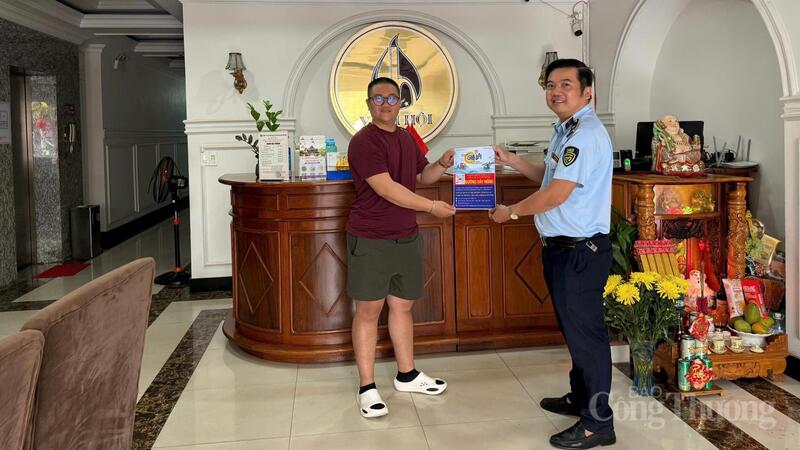 Lực lượng Quản lý thị tường Gia Lai đã niêm yết 400 áp phích đường dây nóng của Quản lý thị trường và Ban Chỉ đạo 389 nhằm tiếp nhận, xử lý kịp thời phản ánh của người dân và du khách.