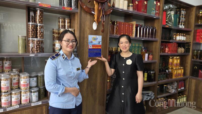 Các cơ sở kinh doanh trên địa bàn phường Pleiku chấp hành nghiêm việc niêm yết đường dây nóng của Quản lý thị trường và Ban Chỉ đạo 389 của tỉnh.