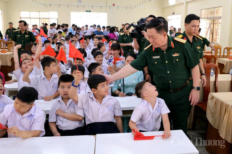 Thăm, tặng quà tại trường Giáo dục Chuyên biệt TP. Cần Thơ.