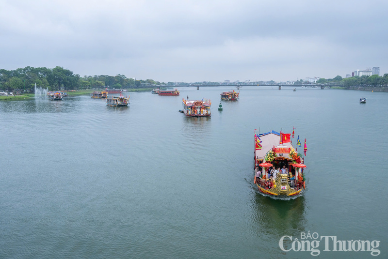 Sau khi làm lễ tại công viên Thương Bạc, đoàn rước xuống thuyền, di chuyển ngược lên Điện Hòn Chén