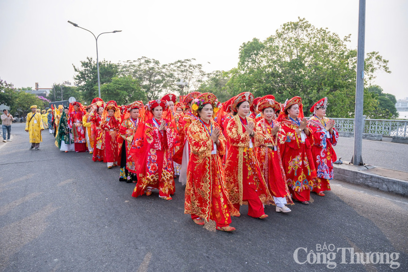 Không khí lễ hội cộng đồng đầy màu sắc, độc đáo