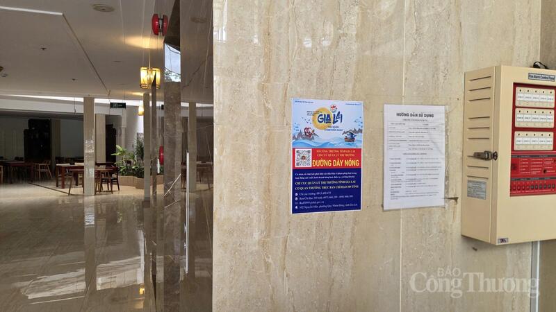 Một đơn vị kinh doanh dịch vụ lưu trú chấp hành nghiêm việc niêm yết đường dây nóng của Quản lý thị trường và Ban Chỉ đạo 389.