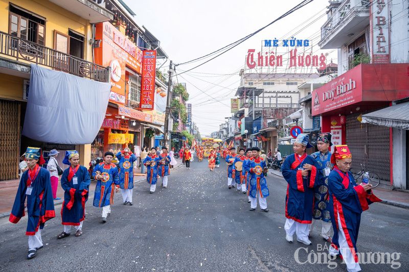 Đoàn rước đi qua phố chính của thành phố Huế