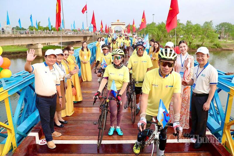 Sự kiện năm nay quy tụ khoảng 1.000 vận động viên và người yêu thích xe đạp đến từ nhiều địa phương trong nước và quốc tế