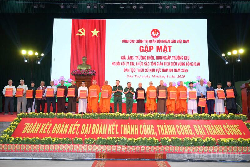 Trao tặng tặng nhiều phần quà ý nghĩa đến các đại biểu tại buổi gặp mặt.