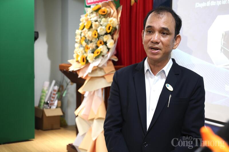 Ông Trần Quốc Tâm, Phó Chủ tịch Hiệp hội Năng lượng Tái tạo TP. Hồ Chí Minh trao đổi với phóng viên.