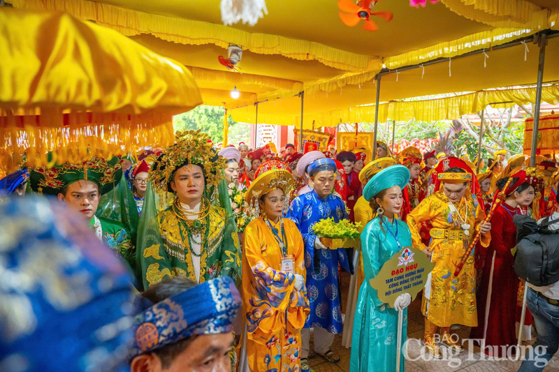 Những người tham gia lễ hội nghiêm trang trong những bộ trang phục mang nét đặc trưng tâm linh thờ Thánh Mẫu