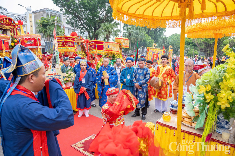 Lễ Cung nghinh Thánh Mẫu nhập điện