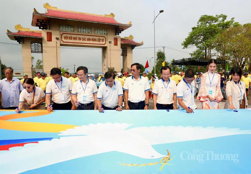 Các đại biểu ký tên lưu niệm