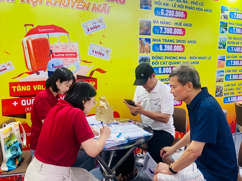 Ông Nguyễn Văn Hiếu (Hoàn Kiếm, Hà Nội) - ngoài cùng bên phải - lựa chọn Đà Nẵng là điểm đến nghỉ dưỡng của cả gia đình trong dịp lễ 30/4 - 1/5. Ảnh: Mai Linh