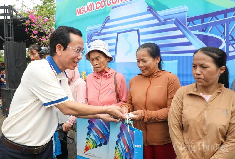 Ban tổ chức tặng quà cho các hộ gia đình chính sách, có hoàn cảnh khó khăn