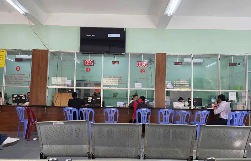 Quang cảnh tiếp nhận hồ sơ và tư vấn việc làm tại một trung tâm giới thiệu việc làm trên địa bàn thành phố. Ảnh: Minh Anh.