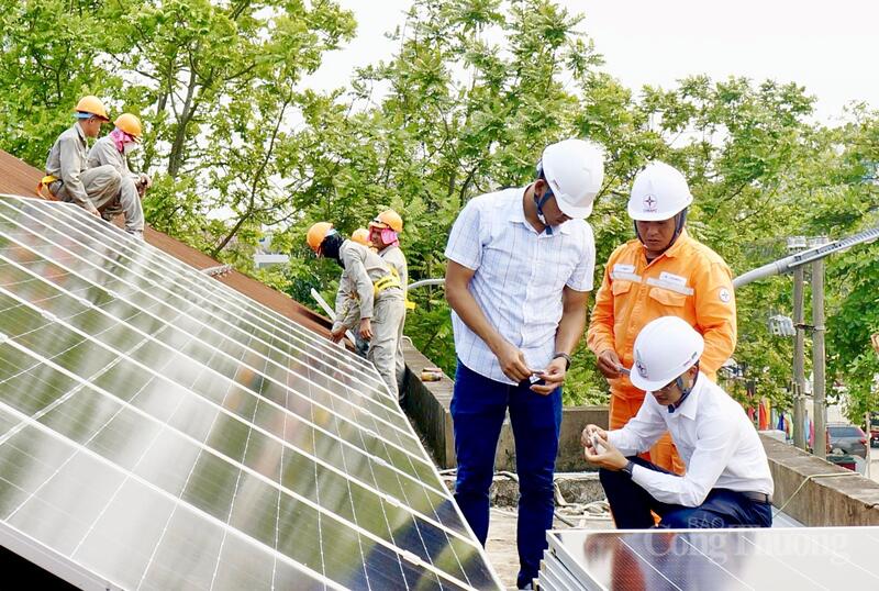 Điện mặt trời áp mái đang được ưa chuộng đối với doanh nghiệp, hộ gia đình trong thời gian vừa qua. Ảnh: Quốc Anh