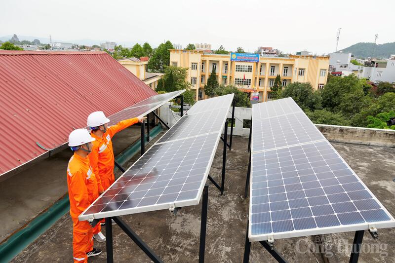 Việc sử dụng điện mặt trời áp mái giúp người dân, doanh nghiệp cắt giảm chi phí, tự sản xuất và tự tiêu thụ, góp phần đảm bảo an ninh năng lượng. Ảnh: Quốc Anh