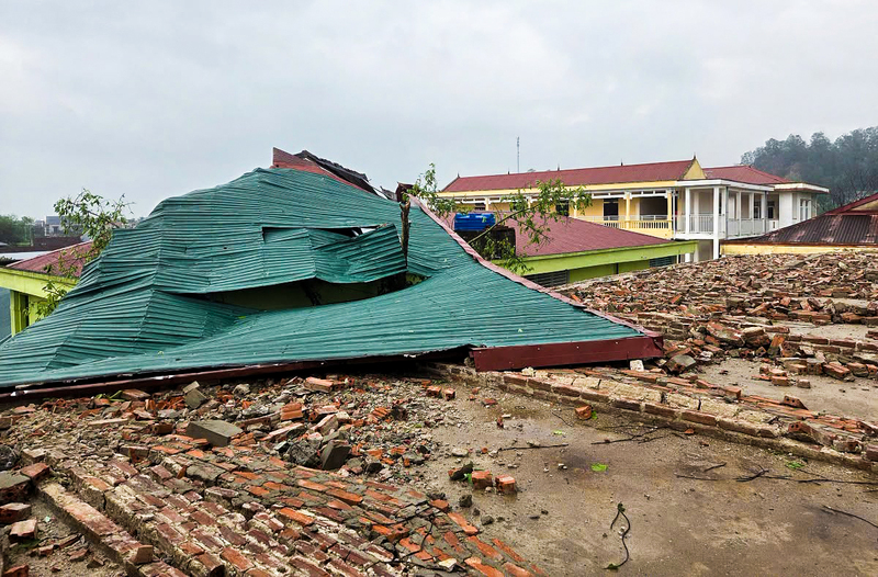 Một số khu vực xảy ra mưa lớn kèm theo gió lốc gây thiệt hại về vật chẩt. Ảnh: Quốc Anh