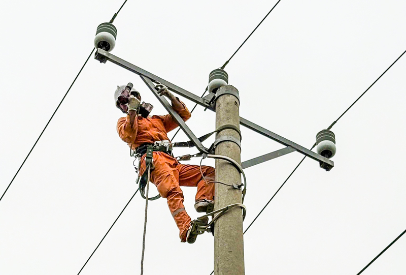 Các đơn vị điện lực trên địa bàn tỉnh Thanh Hóa tiếp tục tăng cường ứng trực, theo dõi sát diễn biến thời tiết, chủ động phương án xử lý nhằm đảm bảo cung cấp điện an toàn, ổn định. Ảnh: Quốc Anh