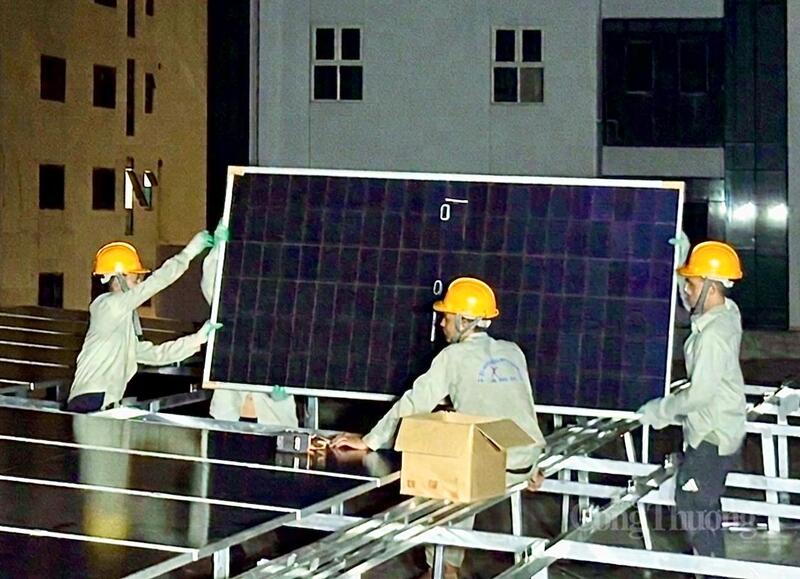 Công nhân đang khẩn trương tiến hành lắp điện mặt trời áp mái tại nhà dân, doanh nghiêp… Ảnh: Quốc Anh