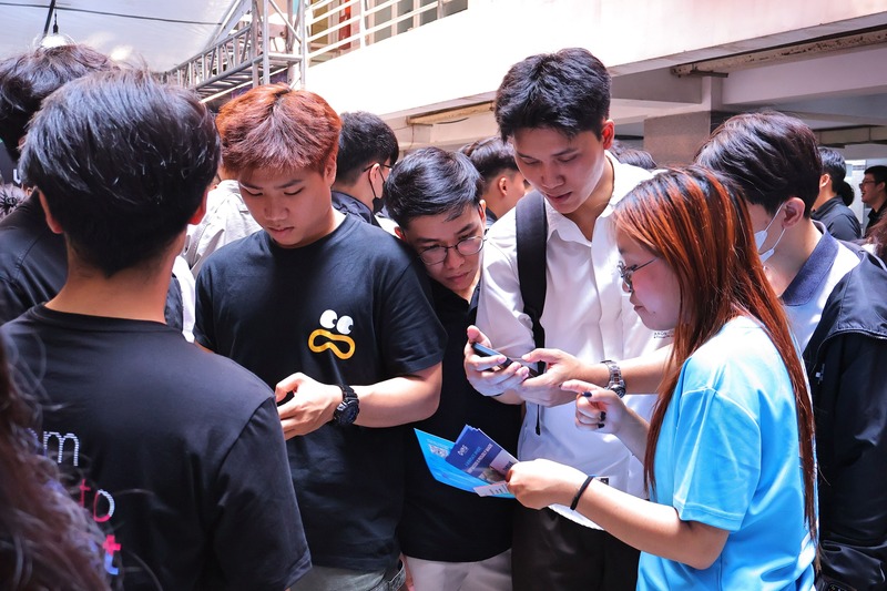 Sinh viên có cơ hội được gặp gỡ các doanh nghiệp hàng đầu, tiếp cận với sự phát triển của AI trên lĩnh vực CNTT. Ảnh: Diễm Phúc