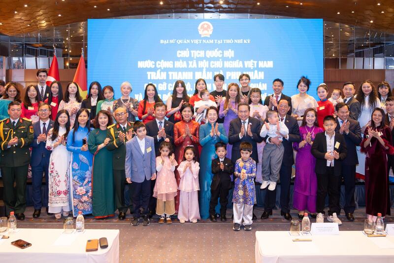 Chủ tịch Quốc hội Trần Thanh Mẫn và Phu nhân Nguyễn Thị Thanh Nga cùng Đoàn đại biểu cấp cao Việt Nam chụp ảnh lưu niệm với cộng đồng người Việt Nam tại Thổ Nhĩ Kỳ