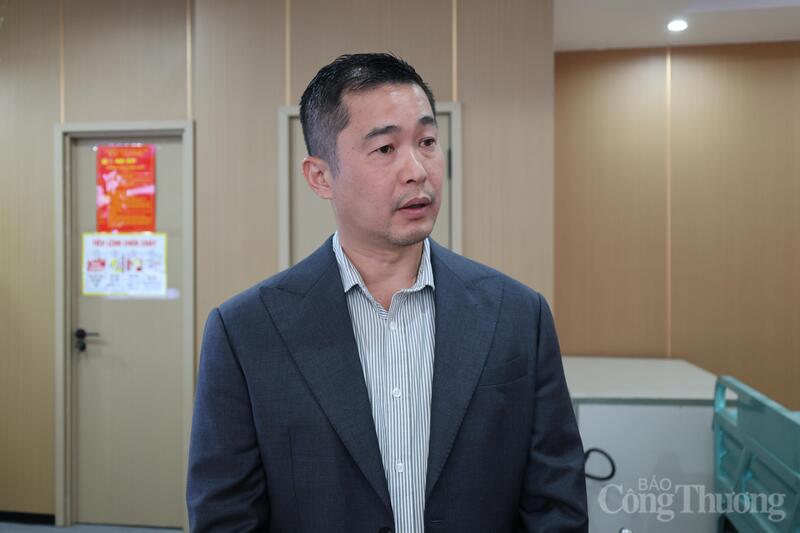 Ông Leaw Wee Ming - Tổng Giám đốc Khu công nghiệp VSIP Cần Thơ trao đổi với phóng viên Báo Công Thương.