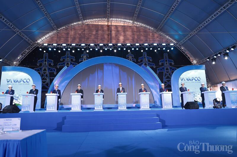 Các đại biểu nhấn nút khánh thành dự án. Ảnh: Trọng Tùng