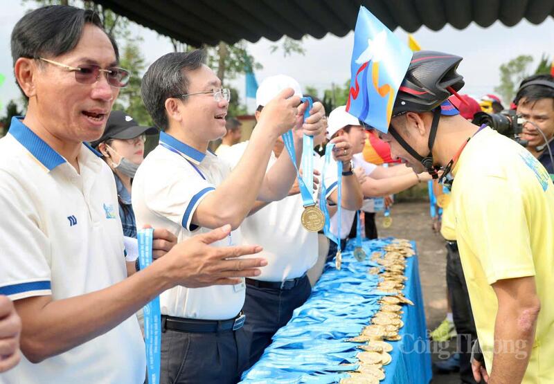 Trao kỷ niệm chương cho các vận động viên tham dự