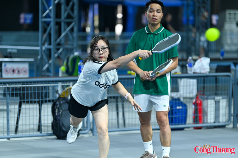 Là một trong những vận động viên tham gia giải, chị Quyên Lưu đến từ Cục Quản lý và Phát triển thị trường trong nước bày tỏ sự hào hứng: “Đây là lần đầu tiên tôi tham gia một giải pickleball quy mô như vậy. Không khí thi đấu rất vui, mọi người cổ vũ nhiệt tình. Giải đấu giúp chúng tôi có cơ hội giao lưu, hiểu nhau hơn ngoài công việc.”