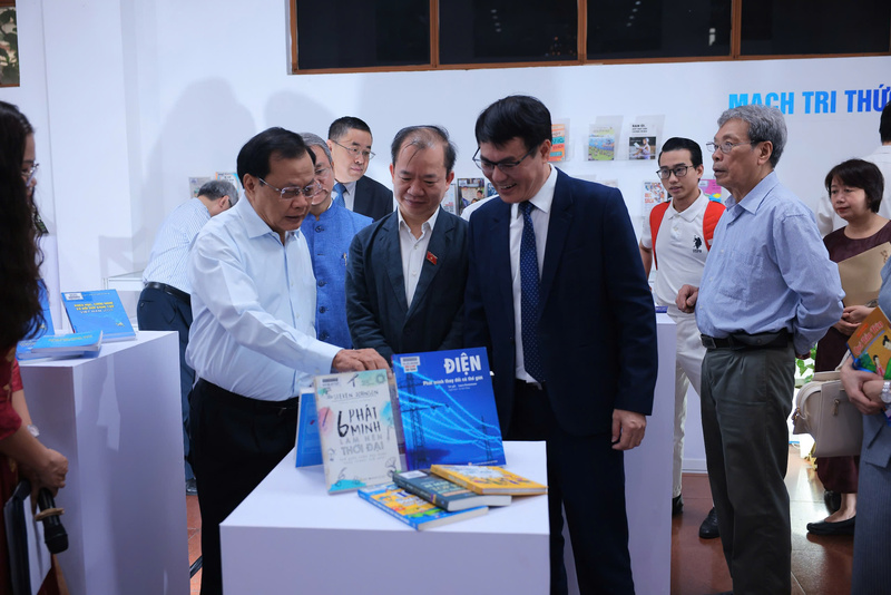 Các đại biểu tham quan trưng bày sách. Ảnh: Minh Hiếu