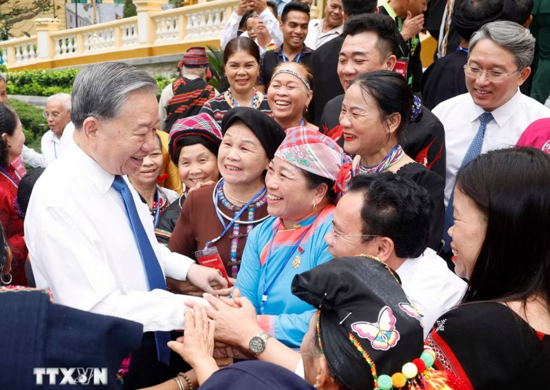 Tổng Bí thư, Chủ tịch nước Tô Lâm với các già làng, trưởng bản, nghệ nhân, người có uy tín tiêu biểu toàn quốc. (Ảnh: Thống Nhất/TTXVN)