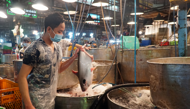 Tiểu thương tại chợ đầu mối nông sản thực phẩm Bình Điền. Ảnh: Nguyễn Thủy