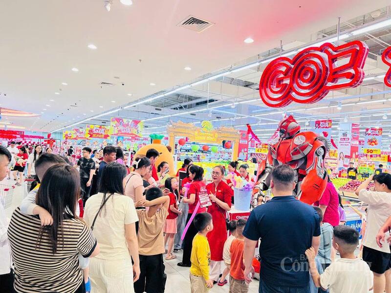 Người tiêu dùng tấp nập mua sắm tại siêu thị GO!.