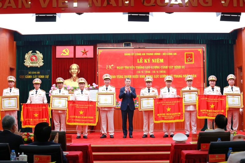 Thủ tướng Lê Minh Hưng trao tặng danh hiệu Anh hùng Lực lượng vũ trang nhân dân cho các tập thể, cá nhân tiêu biểu thuộc lực lượng Công an nhân dân. Ảnh: Công an Hà Nội