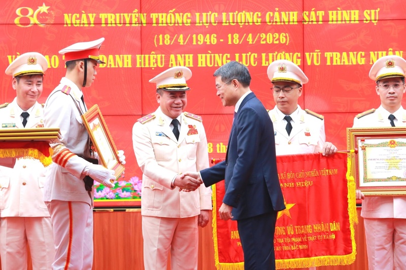 Thủ tướng Chính phủ Lê Minh Hưng trao tặng danh hiệu Anh hùng Lực lượng vũ trang nhân dân cho Trung tướng Nguyễn Thanh Tùng, Giám đốc Công an TP Hà Nội. Ảnh: Công an Hà Nội
