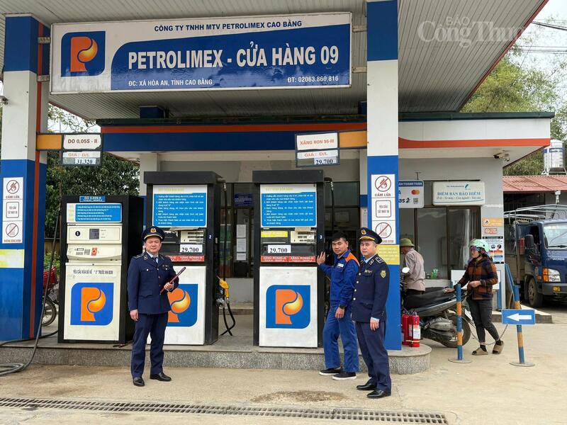 Lực lượng quản lý thị trường tỉnh Cao Bằng duy trì thường xuyên công tác tuyên truyền, giám sát cơ sở kinh doanh xăng dầu trên địa bàn tỉnh. (Ảnh: Lê Hà)