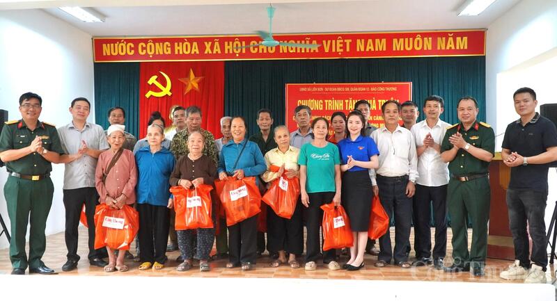 Đoàn Thanh niên Báo Công Thương phối hợp với Sư đoàn Bộ binh cơ giới 308, Quân đoàn 12 triển khai chương trình trao tặng quà và tri ân các gia đình chính sách, người có công với cách mạng.