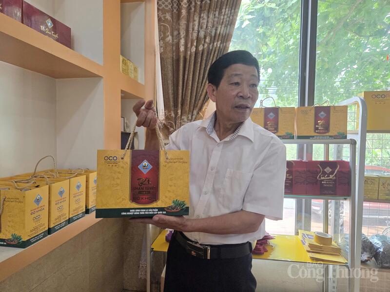 Ông Phan Thế Độ, chủ cơ sở chè Shan tuyết công phu Độ Khoa. Ảnh: Hán Hiển