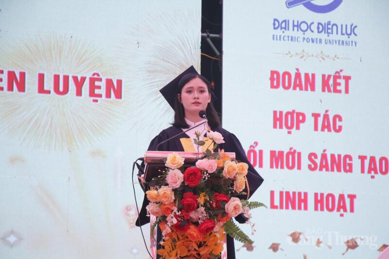 Thủ khoa tốt nghiệp khóa D16 Phạm Thị Thu Hoài phát biểu tri ân thầy cô.