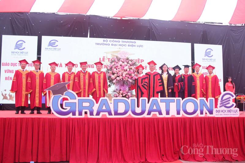 Đại diện các tân khoa trao hoa chúc mừng và tri ân Trường Đại học Điện lực.