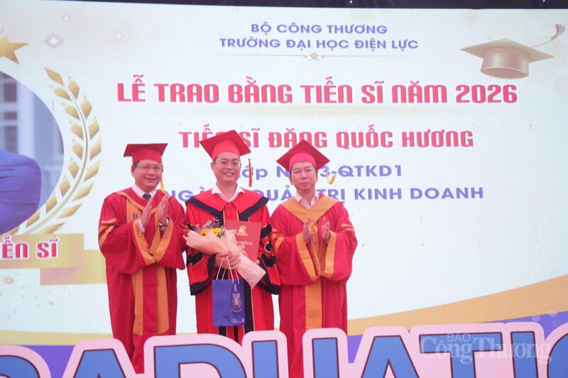 Trường Đại học Điện lực trao bằng Tiến sĩ ngành Quản trị kinh doanh cho tân Tiến sĩ Đặng Quốc Hương.