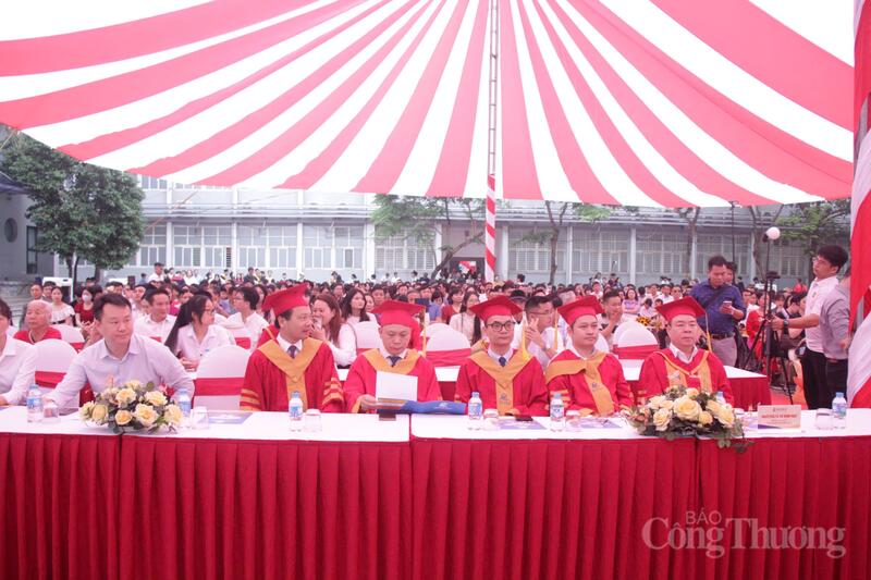 Ban Giám hiệu, đội ngũ giảng viên cùng các tân tiến sĩ, thạc sĩ, kỹ sư, cử nhân Trường Đại học Điện lực tham dự lễ tốt nghiệp đợt 1 năm 2026.