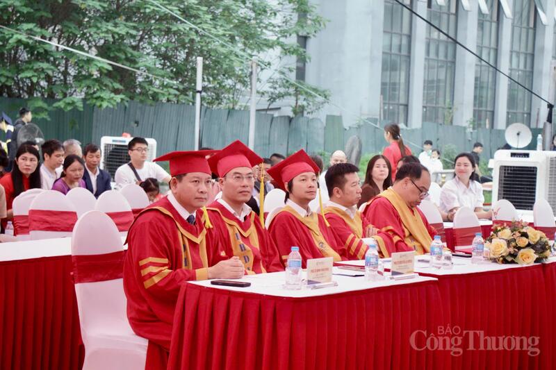 Trường Đại học Điện lực trao bằng tốt nghiệp cho gần 1.500 tân khoa - 1