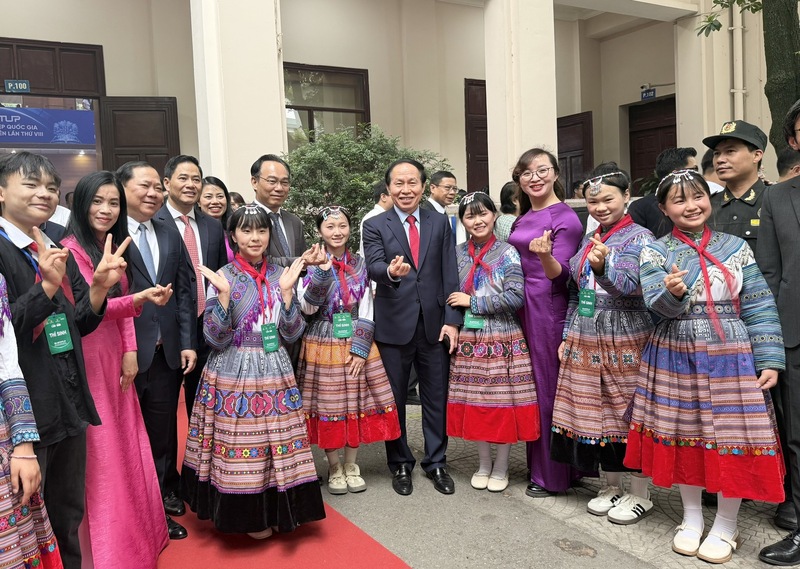 Phó Thủ tướng Lê Tiến Châu và các lãnh đạo chụp ảnh lưu niệm cùng các em học sinh vùng cao về tham gia Ngày hội. Ảnh: VGP