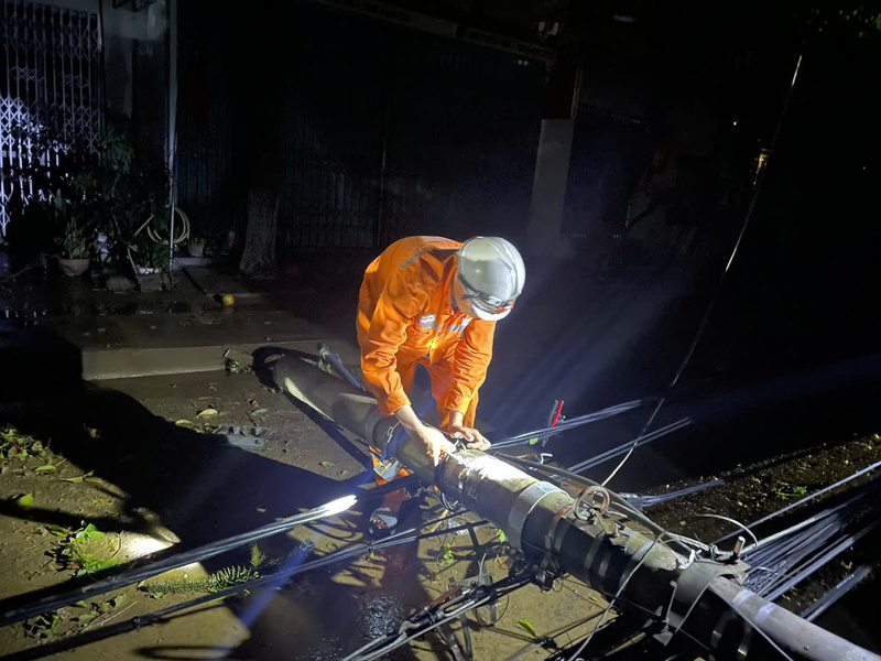 Nhân viên Đội quản lý điện lực khu vực Bắc Hà xử lý sự cố đường dây sau mưa dông.