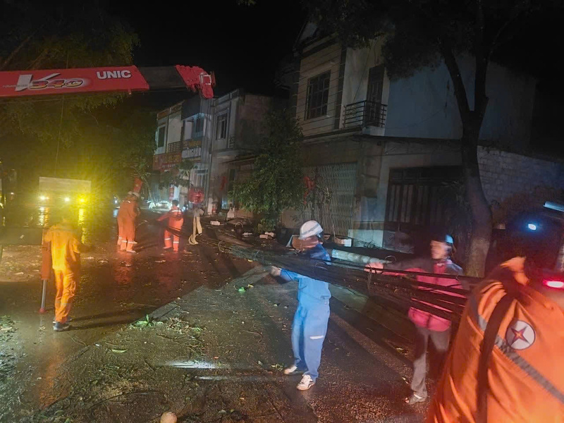 Nhân viên điện lực phối hợp lực lượng chính quyền địa phương khắc phục hậu quả thiên tai trên địa bàn.