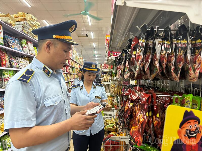 Lực lượng Quản lý thị trường tỉnh Cao Bằng kiểm tra một cơ sở kinh doanh hàng hoá, thực phẩm trên địa bàn. Ảnh: Văn Thi