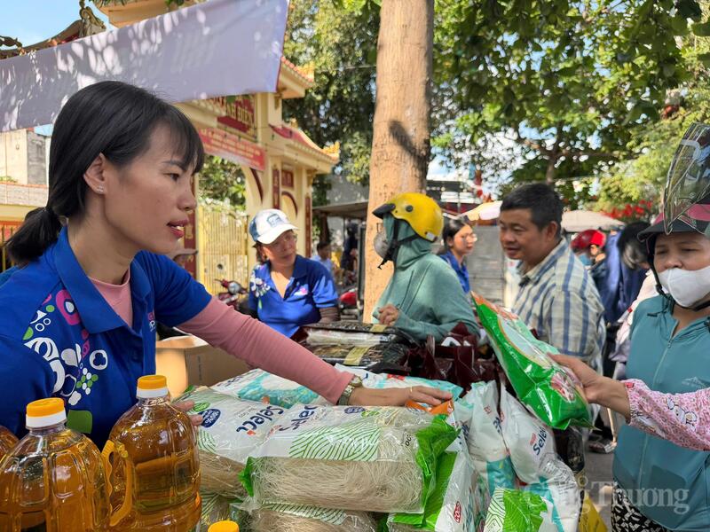 Nhóm mặt hàng thiết yếu được người dân quan tâm, lựa chọn. Ảnh: Thừa Ngọc