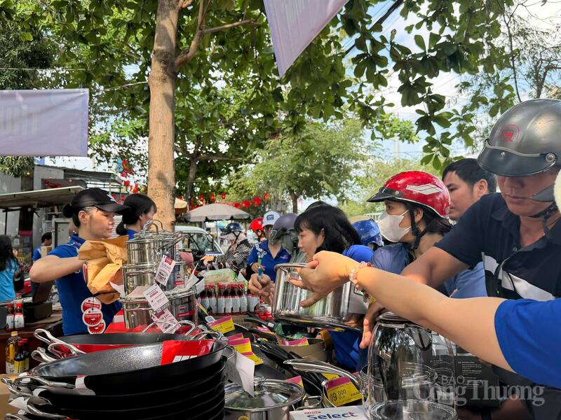 Gian hàng thu cũ đổi mới hỗ trợ người dân dùng hàng mới với giá tiết kiệm. Ảnh: Thừa Ngọc