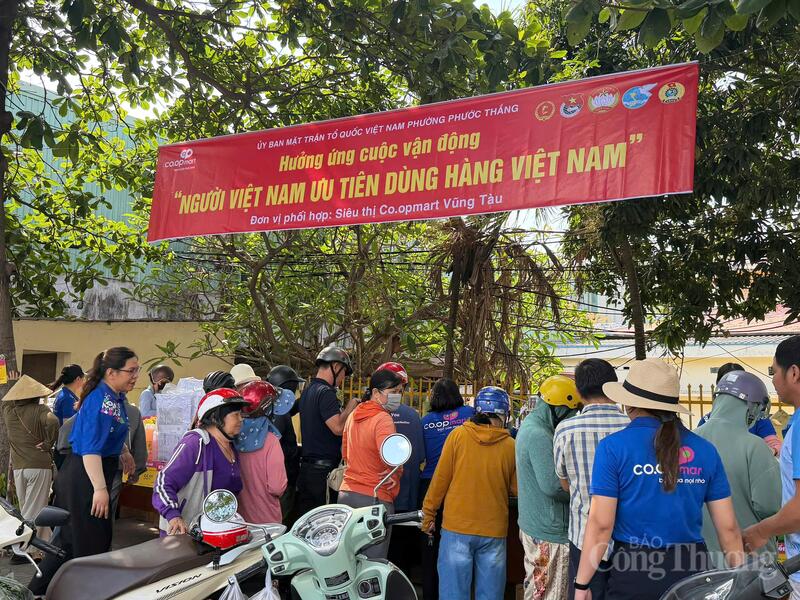 Các gian hàng thu hút đông đảo người dân tới tham quan, mua sắm. Ảnh: Thừa Ngọc.