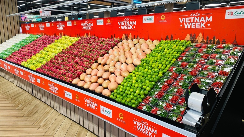 Các sản phẩm trái cây tươi Việt Nam được trưng bày tại chuỗi siêu thị Lulu tại Dubai
